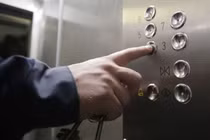 Vướng tai nghe, một phụ nữ gặp nạn bi thảm trong thang máy