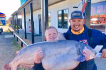 Bé 13 tuổi câu được cá da trơn to khủng khiếp, phá kỷ lục 