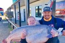 Bé 13 tuổi câu được cá da trơn to khủng khiếp, phá kỷ lục 