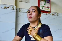 Nữ đại gia đeo 70 cây vàng kín người chỉ để... đứng bán hàng