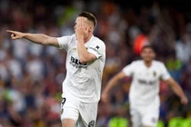 Barca đánh rơi cúp vô địch dù Lionel Messi nổ súng