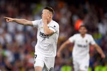 Barca đánh rơi cúp vô địch dù Lionel Messi nổ súng