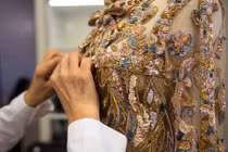 Váy cao cấp của Elie Saab được làm kỳ công như thế nào?