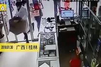 Trung Quốc: Mẹ ngồi xổm đẻ con trên phố rồi bỏ vào thùng rác