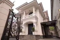 Biệt thự của đại gia chi 1,5 tỷ để mua gạch lát sàn