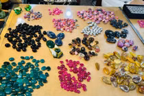 Cận cảnh phiên chợ đá quý bày bán như rau độc nhất Việt Nam 