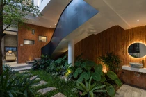 Ngỡ ngàng nhà phố có cả vườn lẫn hồ bơi đẹp không khác resort