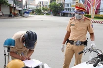 Nam sinh viên khiếu nại việc bị phạt vì 'ra đường không cần thiết'