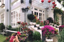 Khám phá biệt thự triệu đô của Thúy Hạnh vừa ngã trên sân khấu