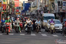 Những hình ảnh đối lập trước và sau 18h ở TP.HCM