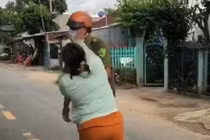 Chồng bị phạt vì ra đường vô cớ, vợ xông vào đánh công an để giải vây