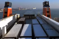 Phát hiện 25 người trong container đông lạnh trên phà đến Anh