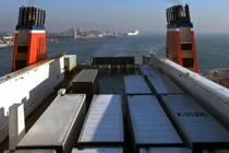 Phát hiện 25 người trong container đông lạnh trên phà đến Anh