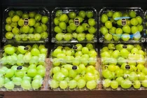 Nho rụng rời rạc 1 triệu/kg, dân tình vẫn tranh nhau mua có gì đặc biệt?