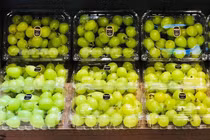 Nho rụng rời rạc 1 triệu/kg, dân tình vẫn tranh nhau mua có gì đặc biệt?