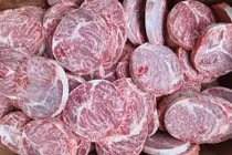 Sự thật đằng sau thịt bò Aukobe giá rẻ đổ bộ chợ mạng