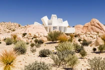 Mãn nhãn nhà container thiết kế siêu độc lạ giữa sa mạc 