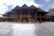 Cận cảnh ngôi nhà sàn gỗ lim 200 tỷ, lớn nhất Việt Nam 