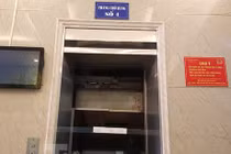 Hiện trường vụ rơi thang máy khiến nhiều người bị thương ở Hà Nội