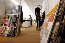 H&M sản xuất hàng hiệu bình dân như thế nào? 