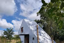 Ngôi nhà trông bên ngoài xiêu vẹo nhưng không gian bên trong mới bất ngờ