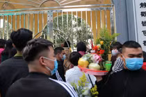 Dòng người đổ về đi lễ, Phủ Tây Hồ 3 lần tạm đóng cửa