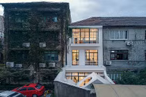 Nhà ống bừng sáng bất ngờ giữa phố cổ sau cải tạo