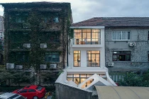 Nhà ống bừng sáng bất ngờ giữa phố cổ sau cải tạo