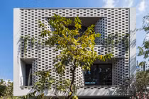 Nhà Sài Gòn đẹp long lanh với mặt tiền gạch lỗ