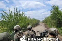 Binh sĩ Nga tiến vào thị trấn Volcheyarovka. Ảnh RIA.Novosti