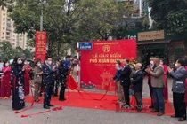Các đại biểu gắn biển tên phố Xuân Quỳnh.