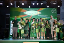 Các đại diện Bayer Việt Nam trao hoa cảm ơn đến các đại sứ đã đem đến năng lượng tích cực trong chương trình ngày 9/7 vừa qua.