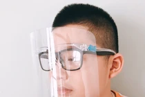 Chọn mua khẩu trang, nước sát khuẩn cho trẻ đến trường.