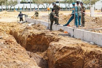 Sạt lở công trình thi công khiến hai công nhân bị chôn vùi