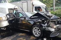 Mercedes tiền tỷ bẹp dúm vì bị 2 container kẹp chặt