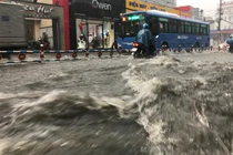 Nước cuốn người trong mưa trái mùa to khủng khiếp ở Sài Gòn