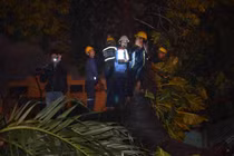 Trắng đêm xử lý hiện trường cây ngã đè 4 nhà dân ở Sài Gòn