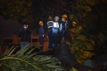 Trắng đêm xử lý hiện trường cây ngã đè 4 nhà dân ở Sài Gòn