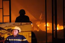 Ảnh: Trắng đêm chữa cháy kho vải, hóa chất ở Sài Gòn