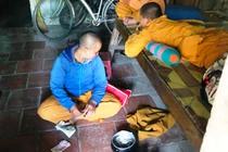 Cần xử lý kẻ lợi dụng trẻ em giả người tu hành xin tiền