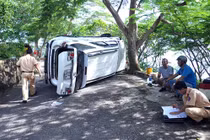 3 nạn nhân Việt kiều kêu cứu vì ôtô gặp nạn trên… đỉnh núi