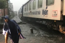 Thời khắc tàu hoả lao đến vùng ngập nước nhiều người qua lại