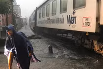 Thời khắc tàu hoả lao đến vùng ngập nước nhiều người qua lại