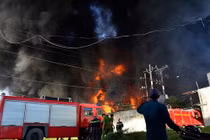 Hơn 100 lính cứu hỏa đang chữa cháy công ty nhựa ở Sài Gòn