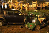 Hai ô tô đâm nhau kinh hoàng, nhiều người kêu cứu ở Sài Gòn