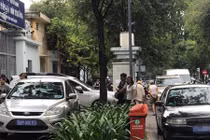 Hàng loạt ôtô biển xanh bị xử phạt ở trung tâm Sài Gòn