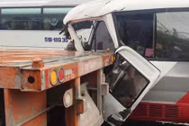 Kinh hoàng: Xe khách húc container, tái xế mắc kẹt kêu cứu thảm thiết