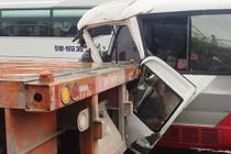 Kinh hoàng: Xe khách húc container, tái xế mắc kẹt kêu cứu thảm thiết