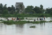 Gia đình đau đớn tìm thấy thi thể 2 nạn nhân vụ chìm tàu