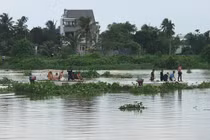 Gia đình đau đớn tìm thấy thi thể 2 nạn nhân vụ chìm tàu